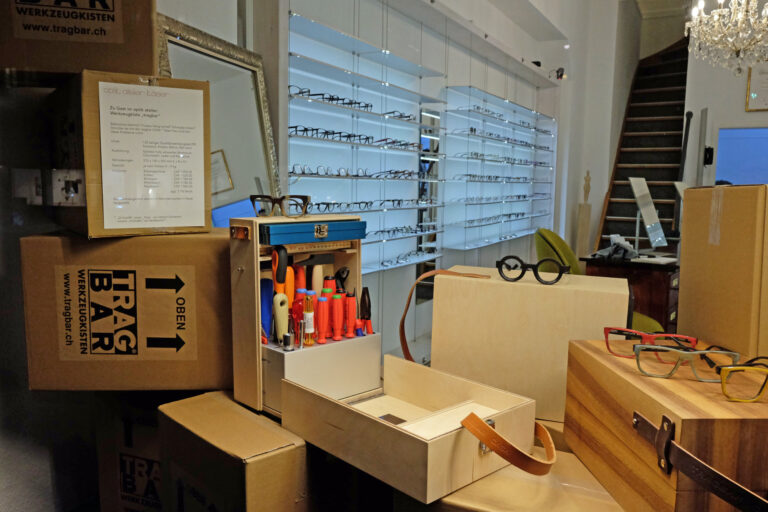 Schaufenster Nr. 052: Zu Gast im optik atelier: Werkzeugkiste „tragbar“
